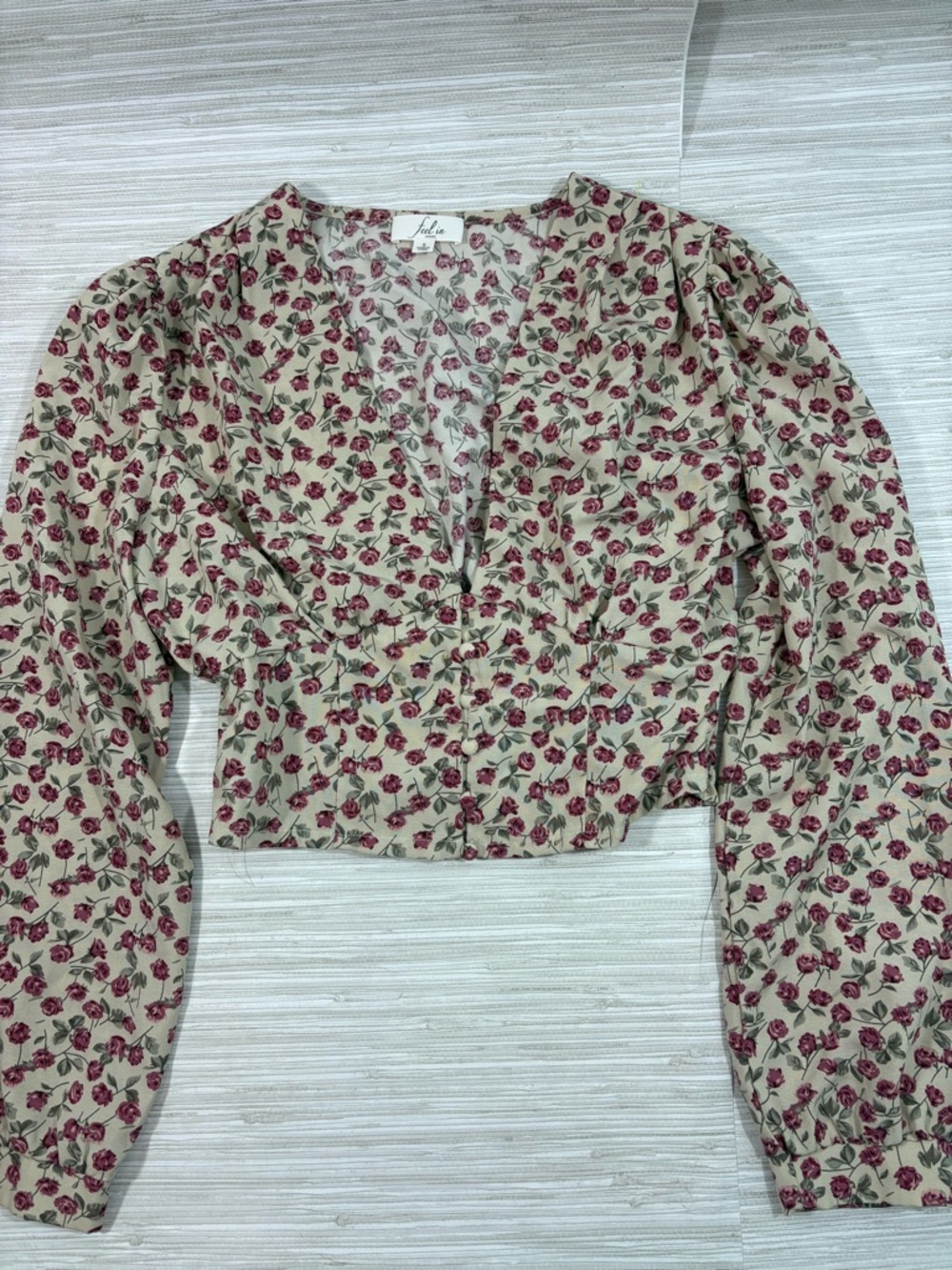 FEEL IN SMALL ✨ Beige Floral V-Neck long sleeve Crop Top like new condition